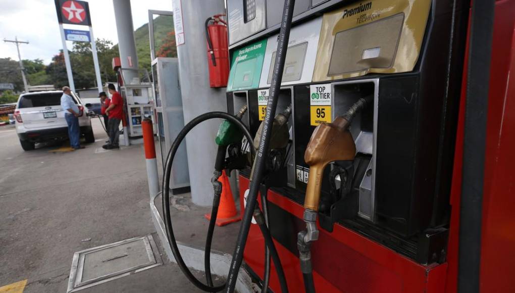 El Gobierno de Xiomara Castro, ha bajado casi 20 lempiras el precio de los combustibles 